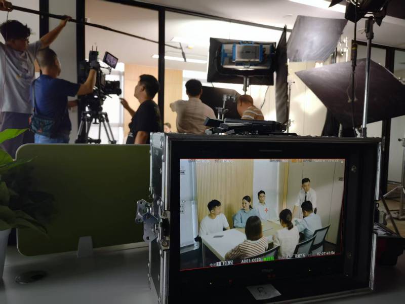 泽普县TVC拍摄公司：科技产品视觉化大师，诠释未来感与功能美学
